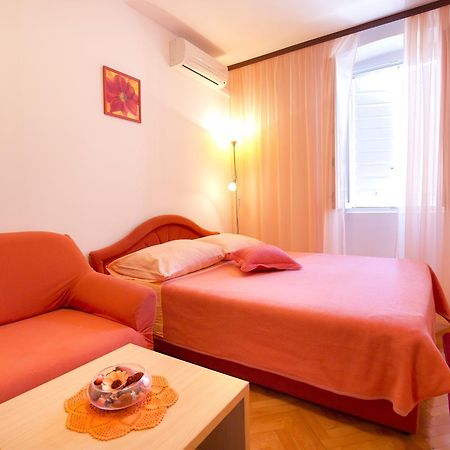 Apartment And Room Daria Vis Exterior photo