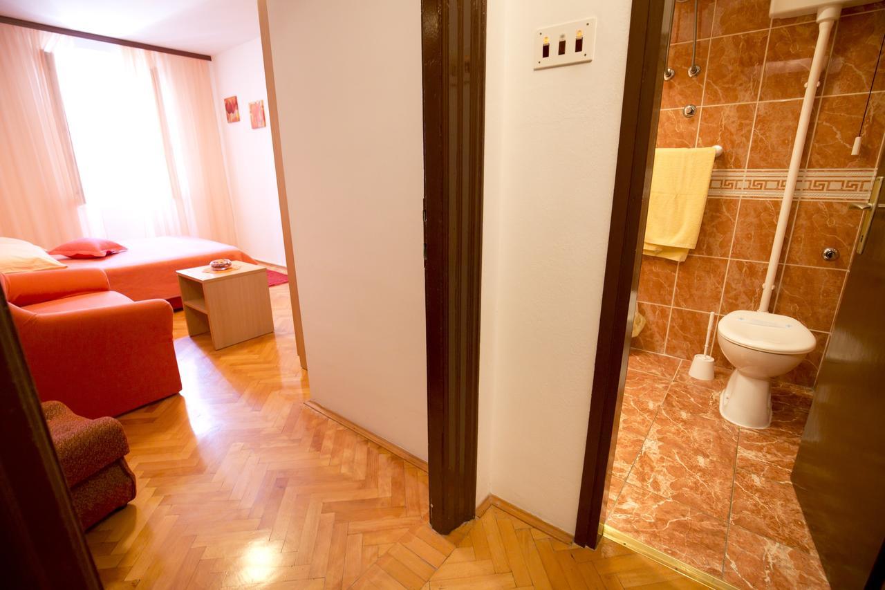 Apartment And Room Daria Vis Exterior photo