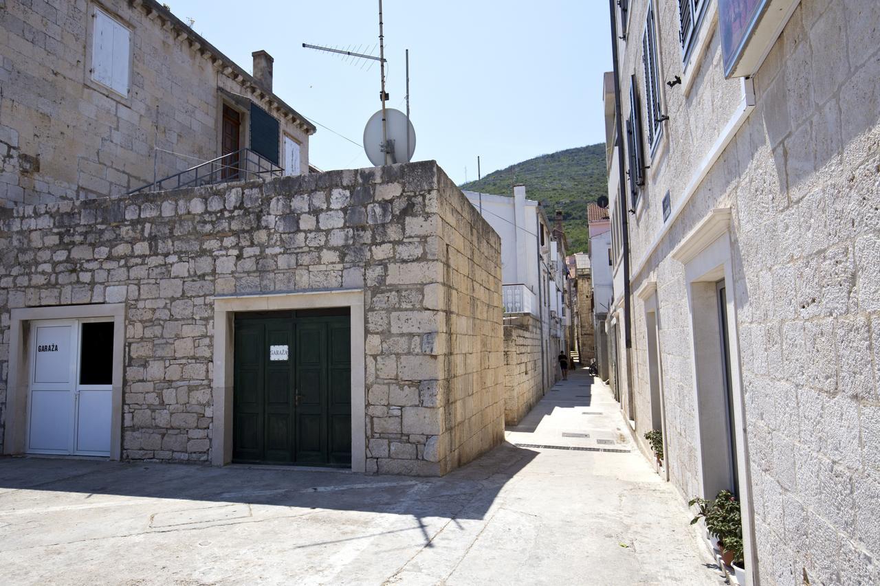 Apartment And Room Daria Vis Exterior photo