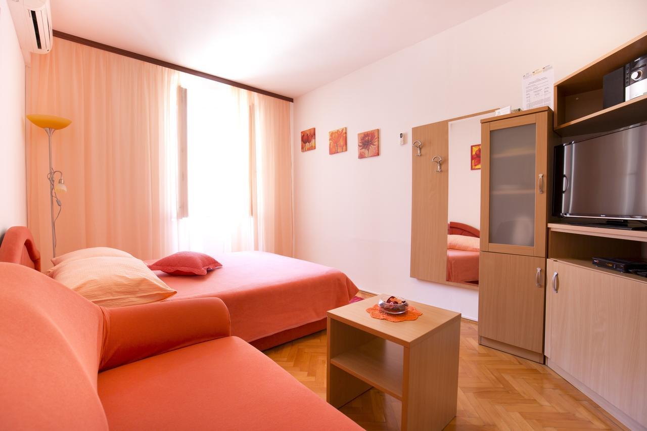 Apartment And Room Daria Vis Exterior photo